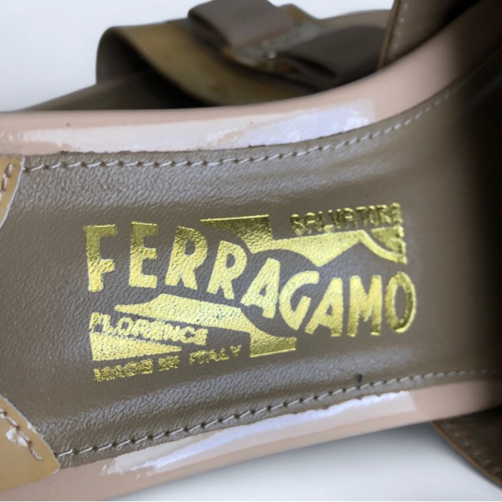 Salvatore Ferragamo Brown Patent Vara Bow Flat Slide Sandals size 8 - Picture 7 of 9